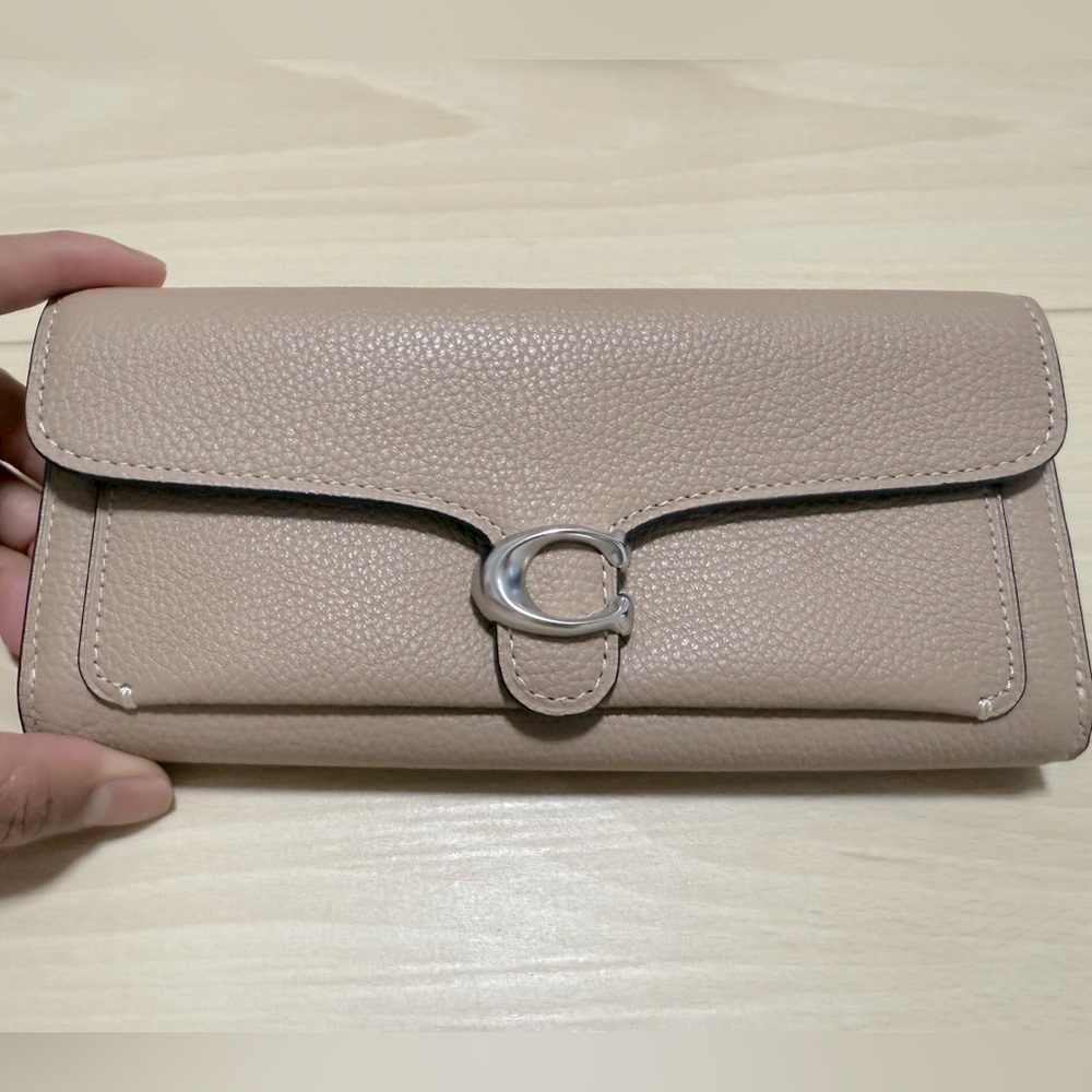 (NWT) Coach Tabby long wallet Tan color